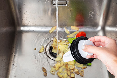 Les pelures de légumes et autres restes de nourriture jetés dans un broyeur à déchets.