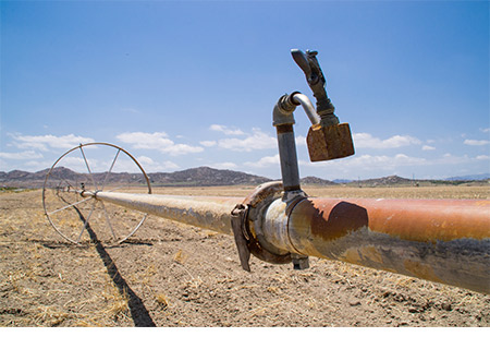 Os tubos de irrigação em terras agrícolas secas no sul da Califórnia.