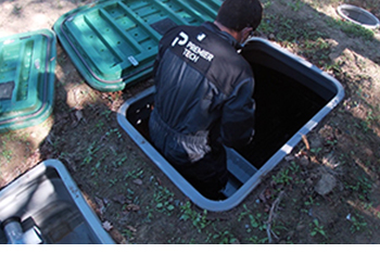 Homem realizando manutenção em um Ecoflo