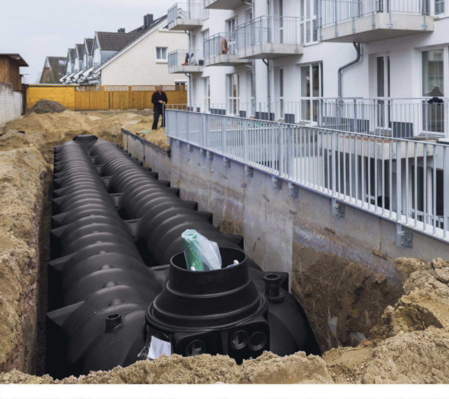 Löschwassertank wird in beengten Verhältnissen eingebaut