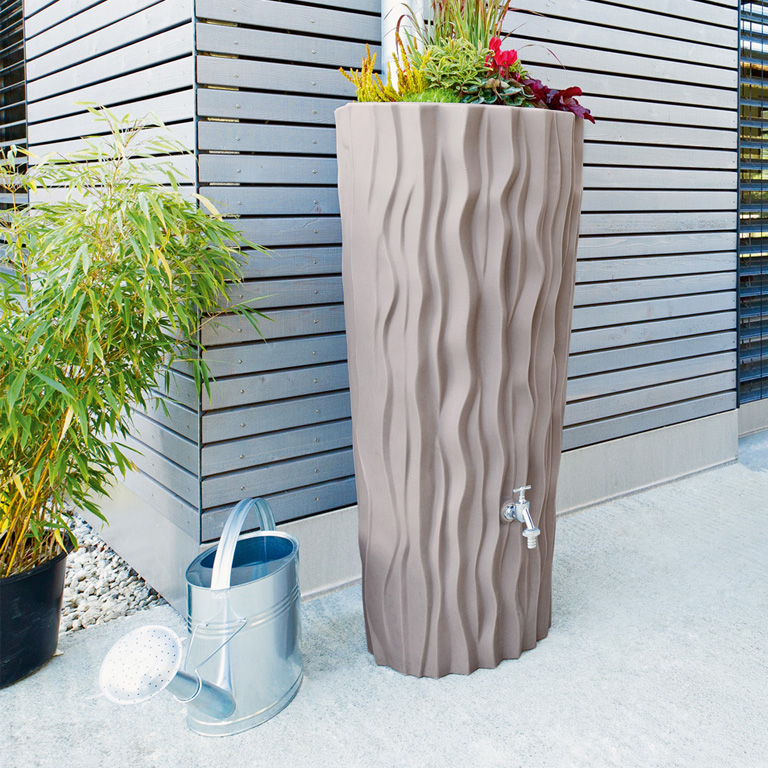 Design-Regentonne auf der Terrasse