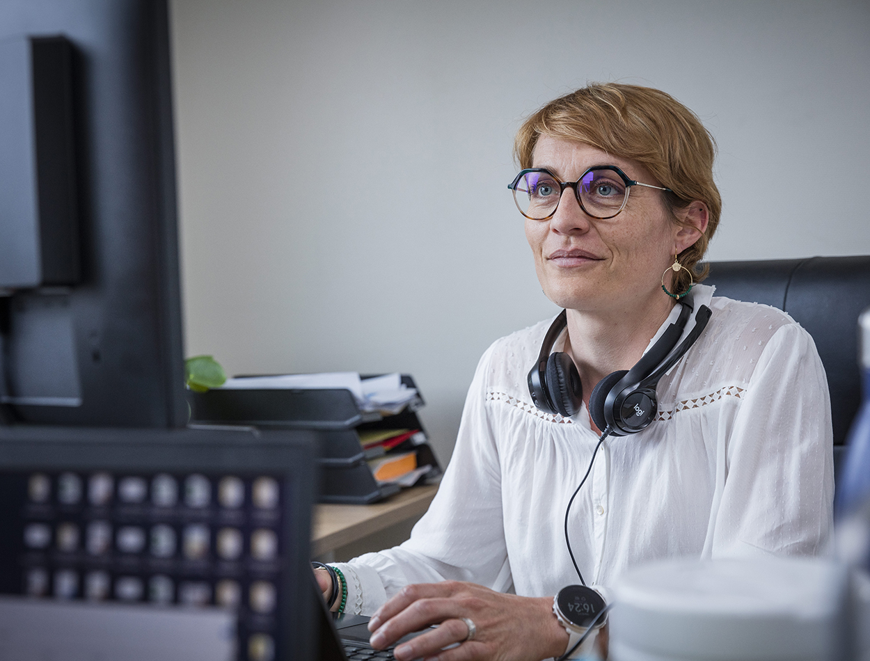 WYSIWYG_Premier-Tech_Service_bureaux_1250x950_fr-fr Équipière derrière un bureau au service