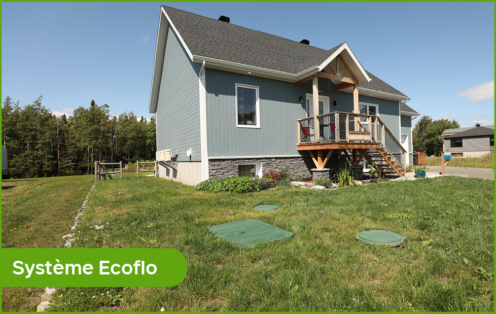 Couvercle d'un système Ecoflo sur la pelouse devant une maison