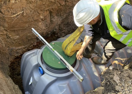 Installation d'une fosse septique en France.