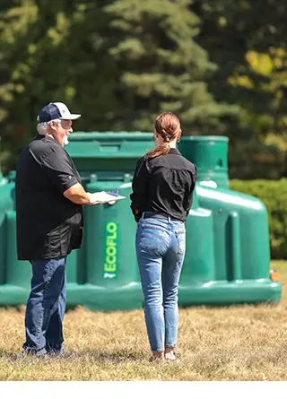 Client et spécialiste de Premier Tech Spécialiste Eau et Environnement sur une propriété résidentielle au Québec.