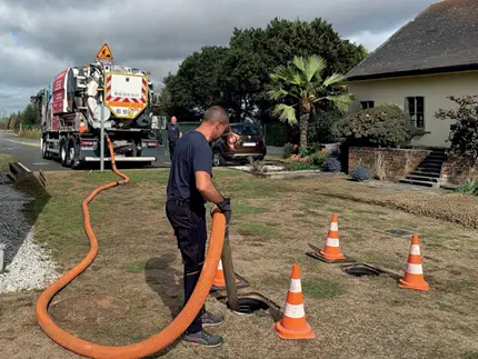 Technicien Eparco vidant une fosse toutes eaux.