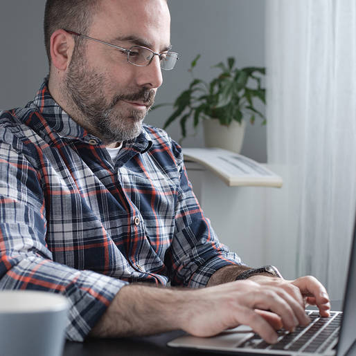 Client à l'ordinateur