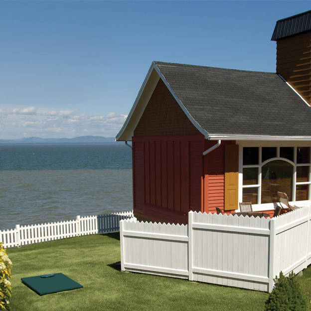 Installation septique Ecoflo sur le terrain d’une résidence avec vue sur le Fleuve St-Laurent au Québec, Canada.