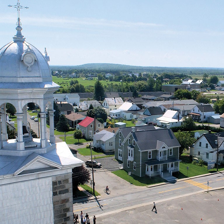 Vue panoramique de l'église et des maisons de St-Cyrille-de-Wendover, au Québec.