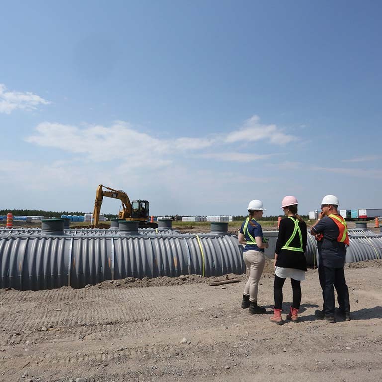 Os engenheiros supervisionam a instalação de um sistema de tratamento de águas residuais
