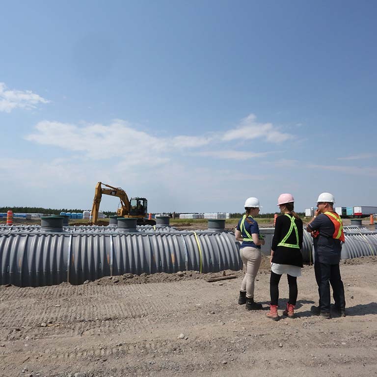 Une équipe d’ingénieurs supervise l’installation d’un système de traitement des eaux usées