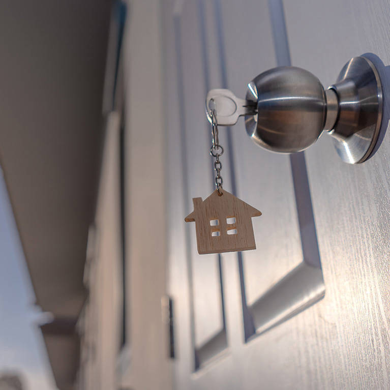 Clé dans la serrure d'une porte de maison.