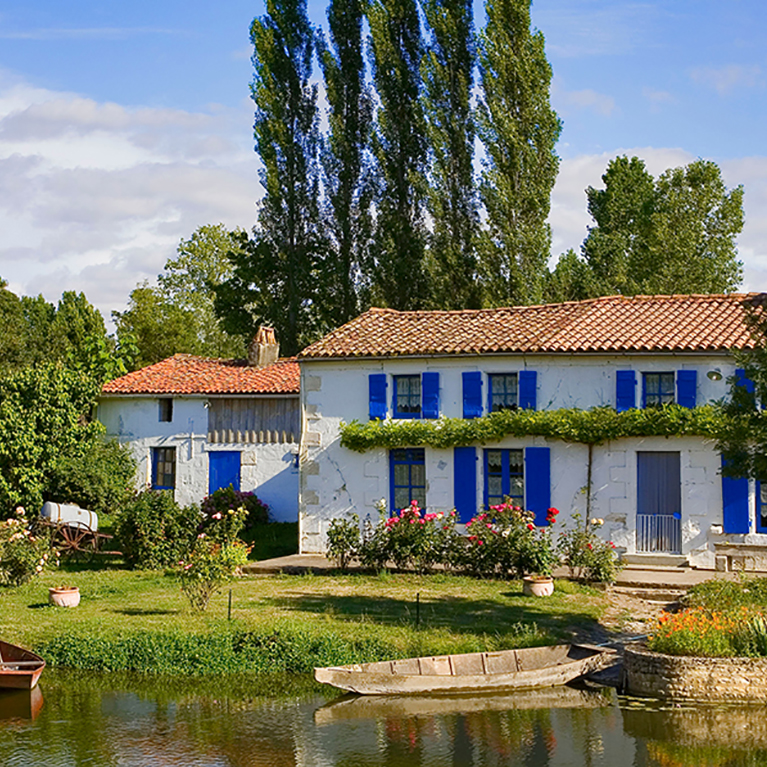 Maison avec volets bleus sur le bord de l'eau