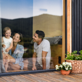 Famille souriante qui regarde par la fenêtre