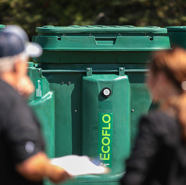 Propriétaire au Québec, Canada, qui reçoit un devis pour le coût du biofiltre compact Ecoflo.