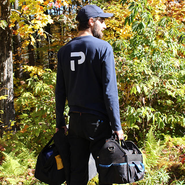 Technicien de service de Premier Tech Eau et Environnement qui effectue l'entretien du biofiltre compact Ecoflo.