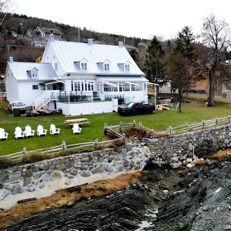 Pizzéria des Battures, restaurant établi dans un ancien presbytère sur le bord du fleuve