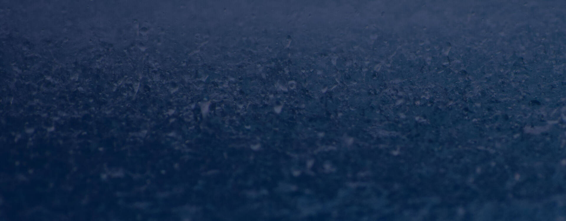 Pluie tombant sur une surface en béton.