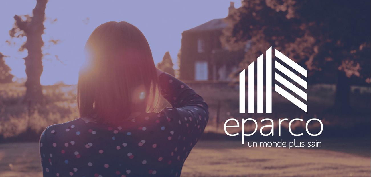 logo Eparco solutions décentralisées de traitement des eaux usées près d'une femme regardant le coucher du soleil