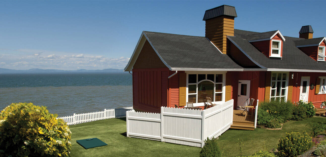 Installation septique Ecoflo sur le terrain d’une résidence avec vue sur le Fleuve St-Laurent au Québec, Canada.