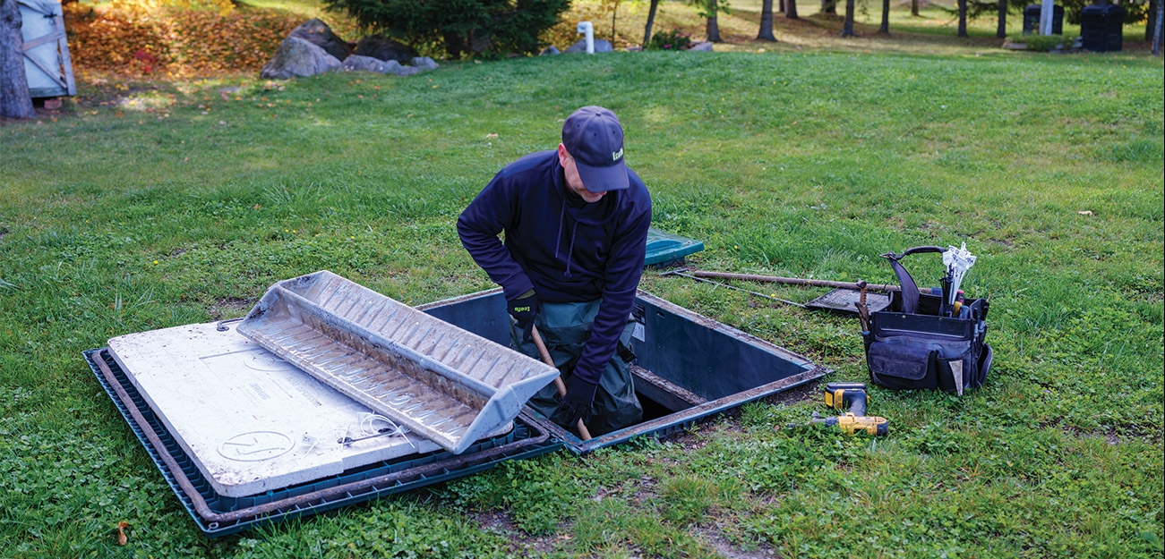 Technicien de service de Premier Tech qui entretient un biofiltre Ecoflo.