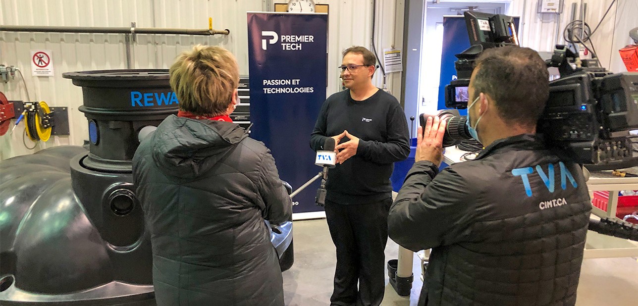 Martin Ouellet, chargé de produit pour Premier Tech Eau et Environnement, lors du lancement du récupérateur d'eau de pluie Rewatec au Québec.
