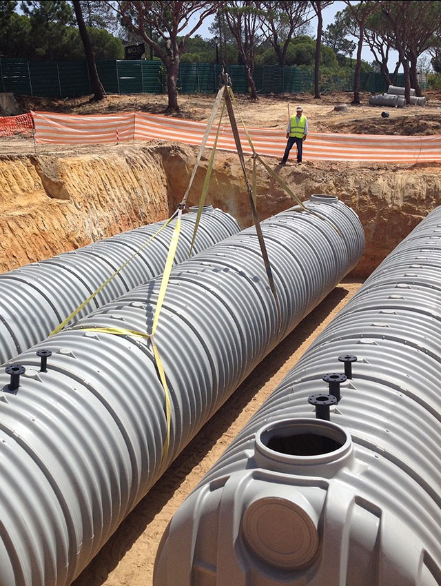 Instalación de 3 tanques de almacenamiento de agua