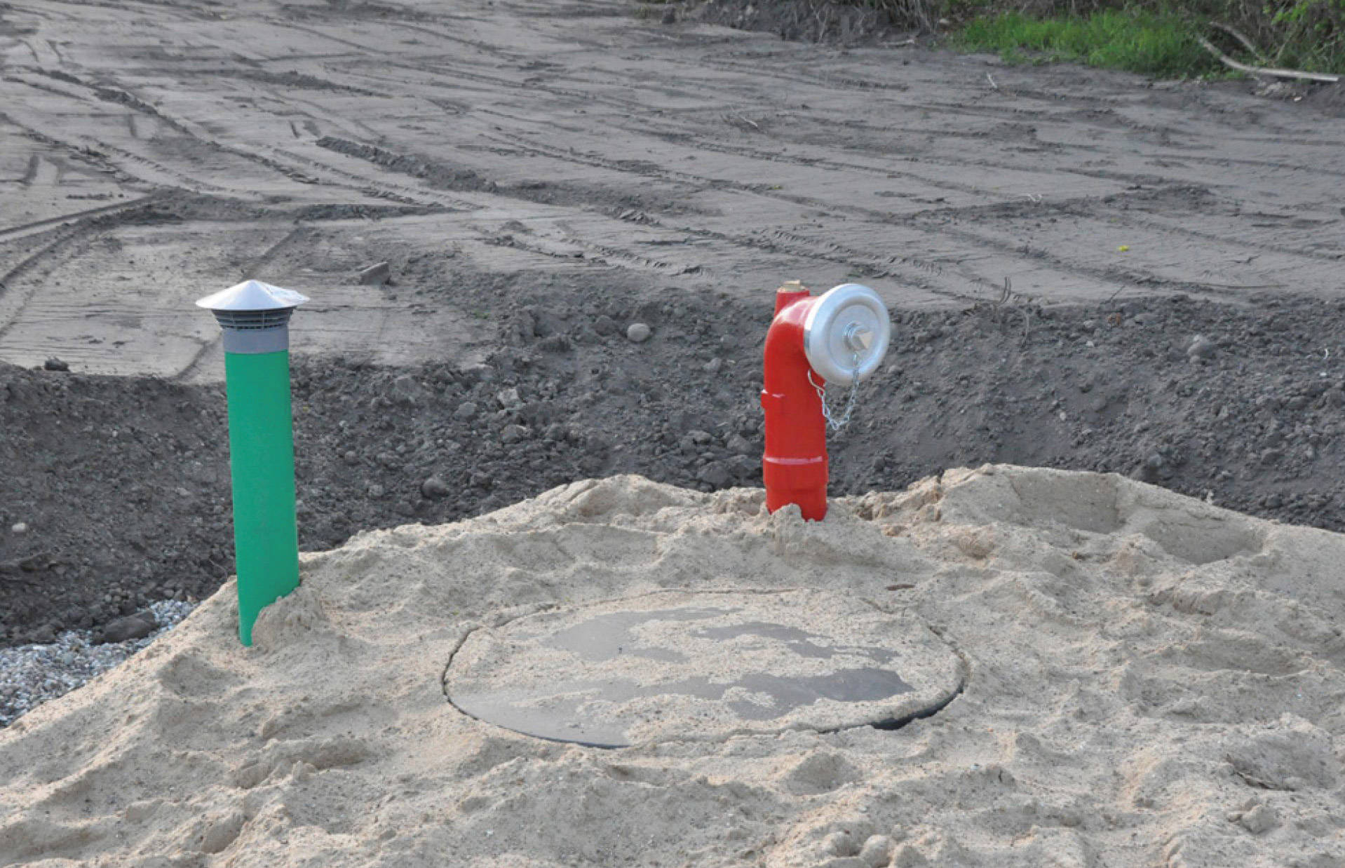 Entlüftung und Entnahmestutzen des verbauten Löschwassertanks