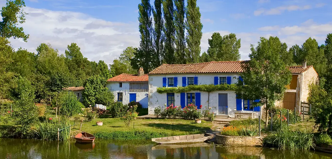 maison bord de l'eau