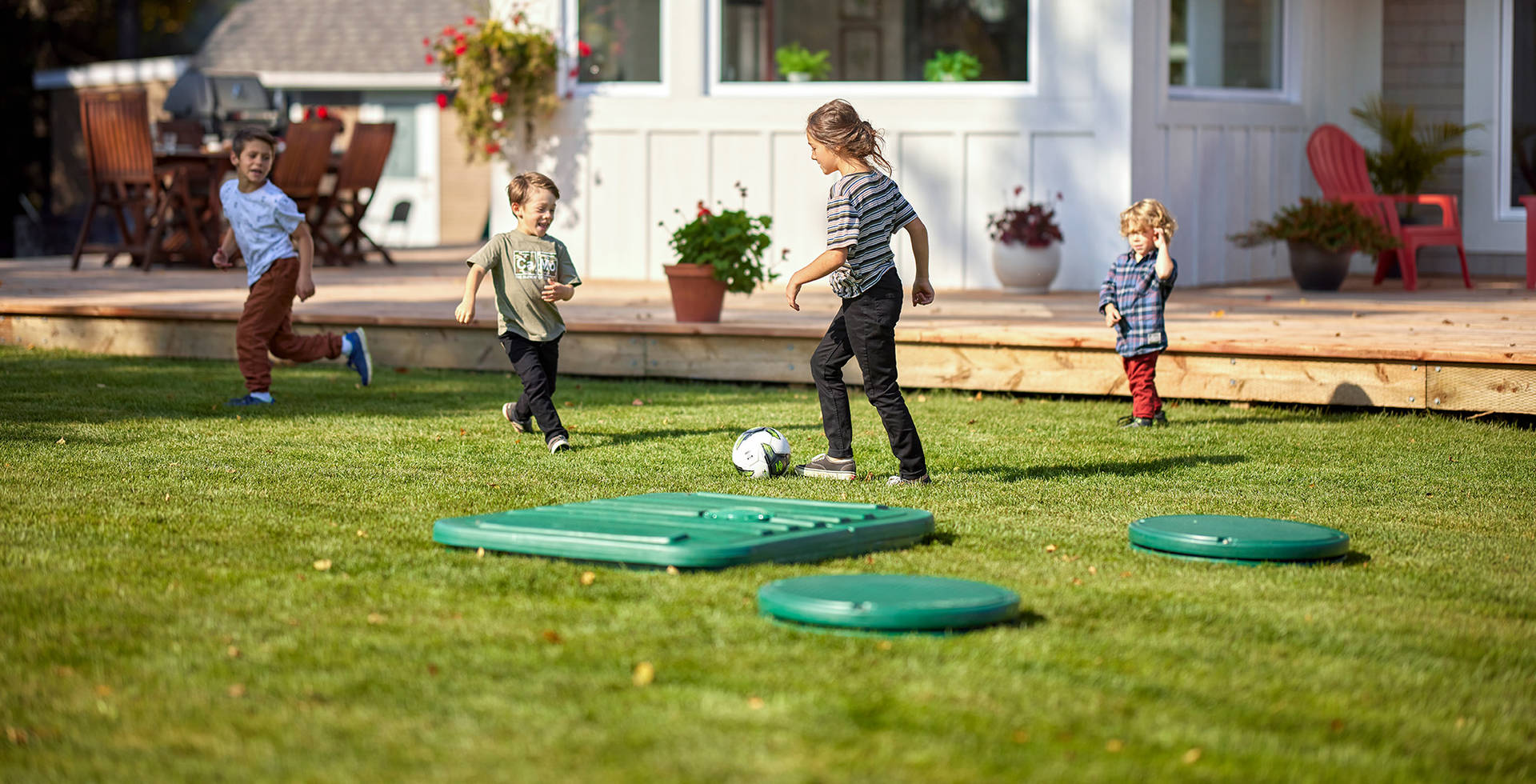 Des enfants qui joue au ballon près d'un biofiltre Ecoflo.