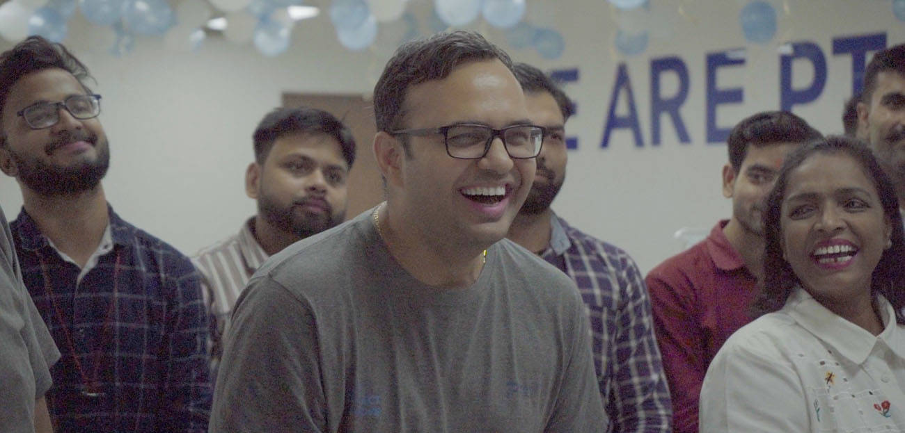 Équipiers de Premier Tech Eau et Environnement célébrant au bureau de l'entreprise à Noida, en Inde.