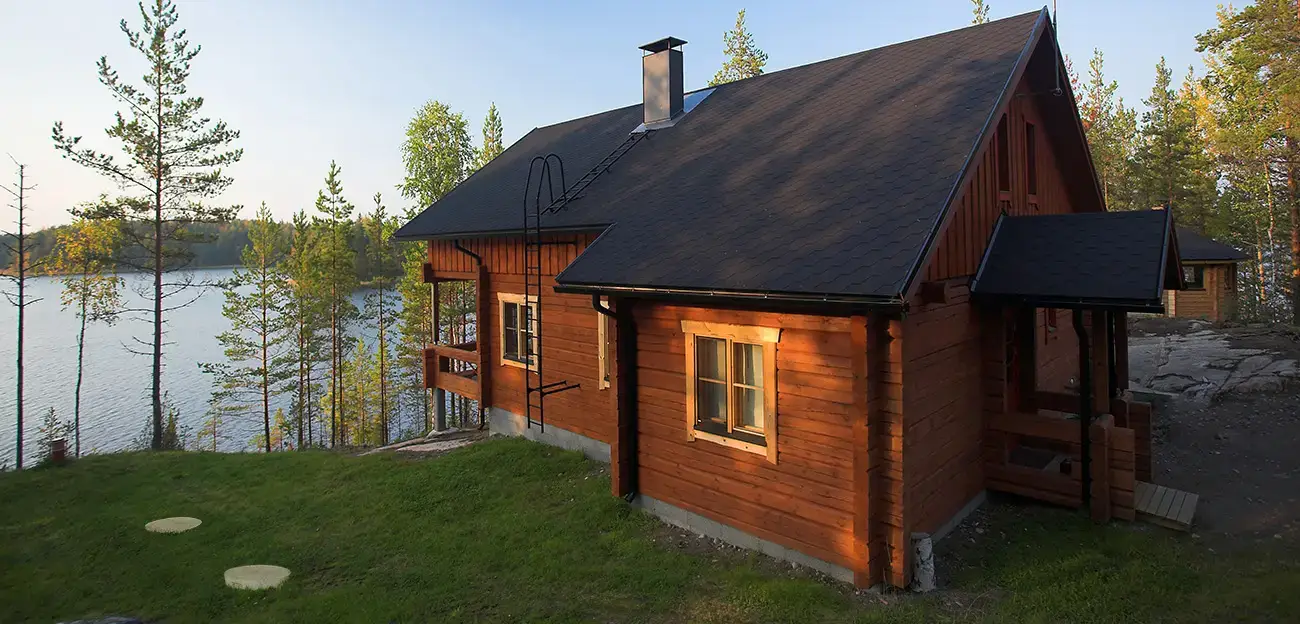 Maison sur le bord d'un lac avec des couvercles de fosse septique.