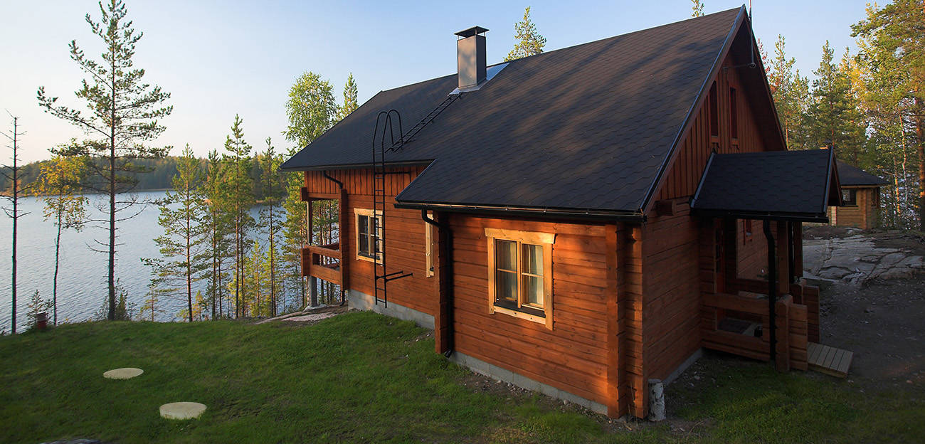 Maison sur le bord d'un lac avec des couvercles de fosse septique.