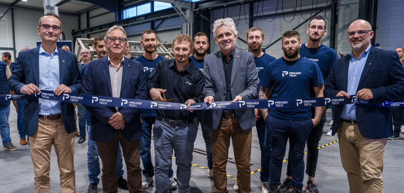 Équipiers de Premier Tech Eau et Environnement à l'inauguration du nouveau site de production à Montbrison en France.