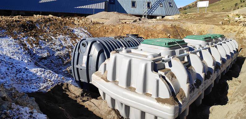 Instalación de ecoflo y fosa en la montaña
