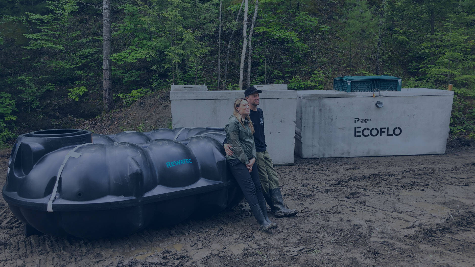 Installation d'un biofiltre compact Ecoflo et d'un récupérateur d'eau de pluie Rewatec.