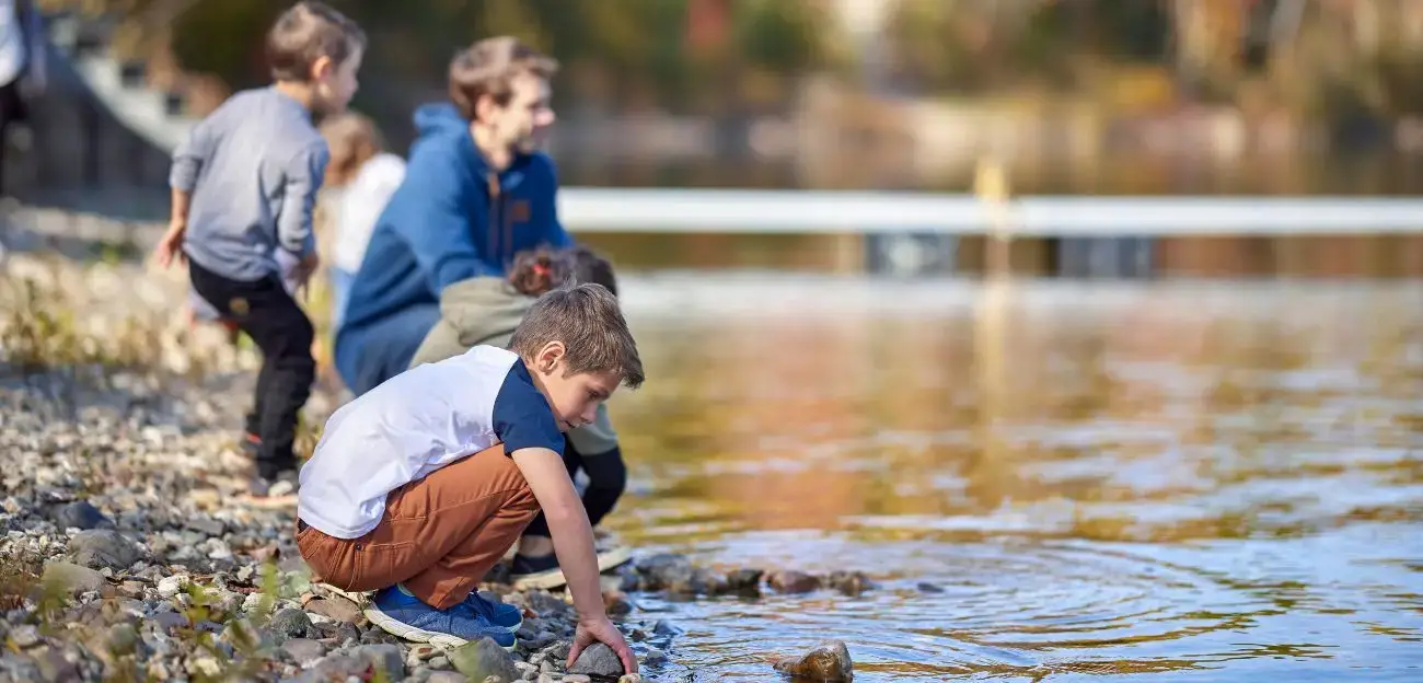 Niños en la orilla de un lago.