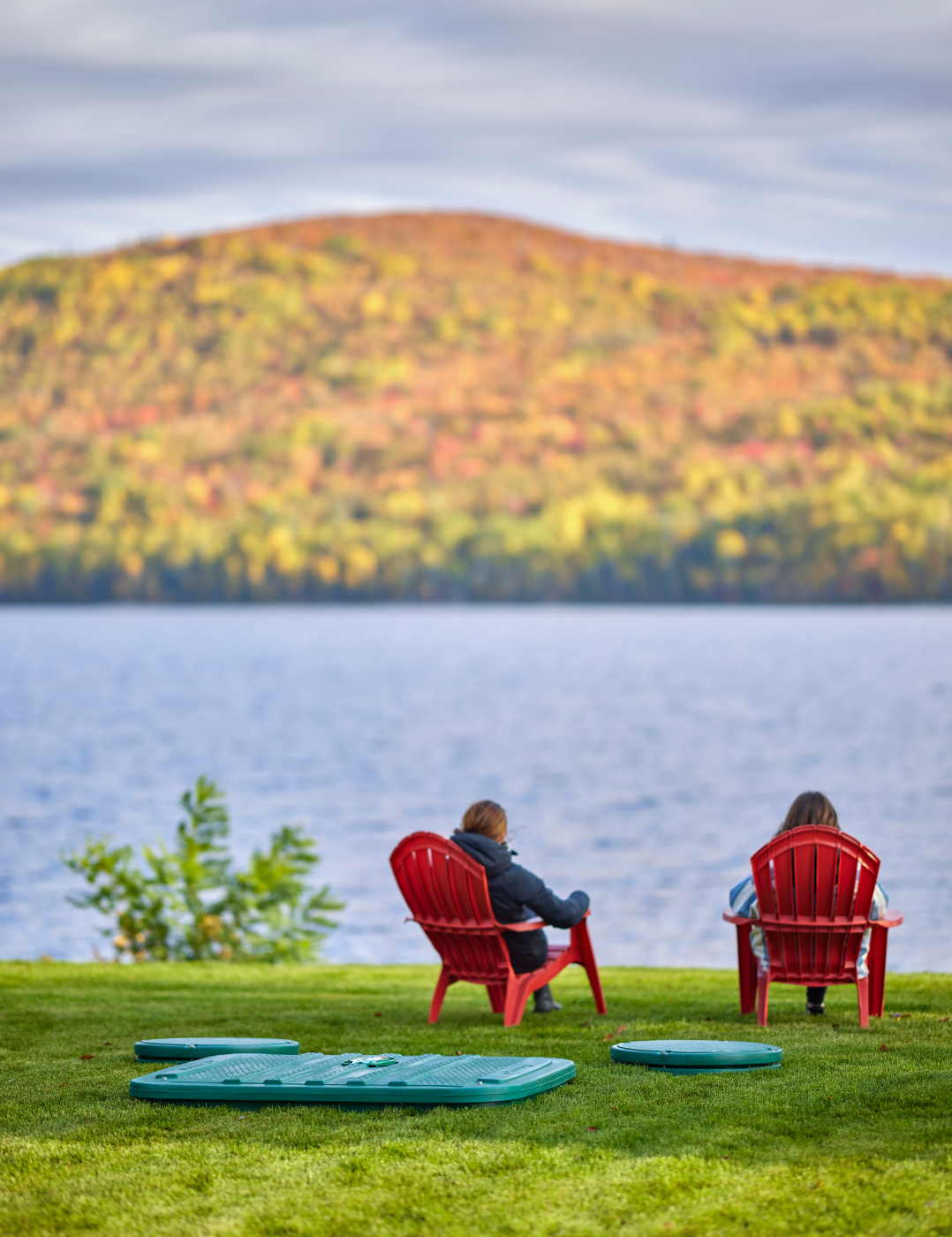 Deux personnes profitant de la vue sur le lac avec derrière eux une installation septique Ecoflo.
