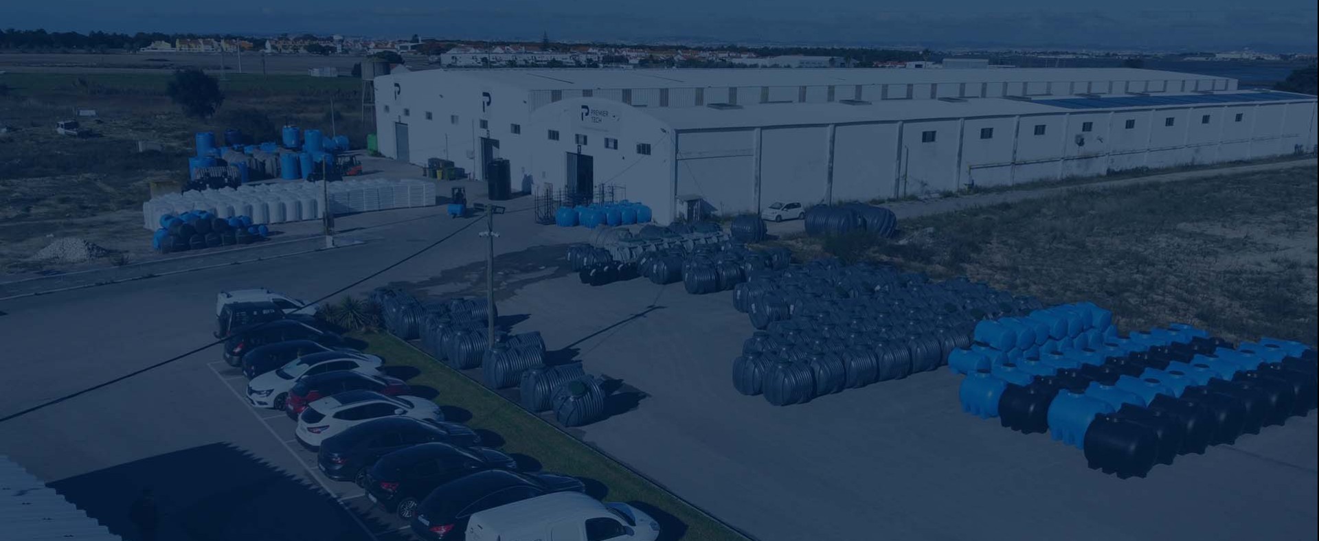 Fábrica da Premier Tech Water and Environment no Montijo, Portugal, soluções para armazenamento de líquidos, tratamento de águas residuais, e recuperação de águas pluviais.