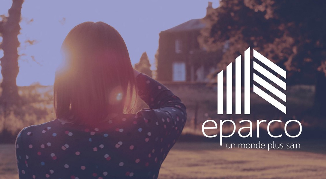 logo Eparco solutions décentralisées de traitement des eaux usées près d'une femme regardant le coucher du soleil