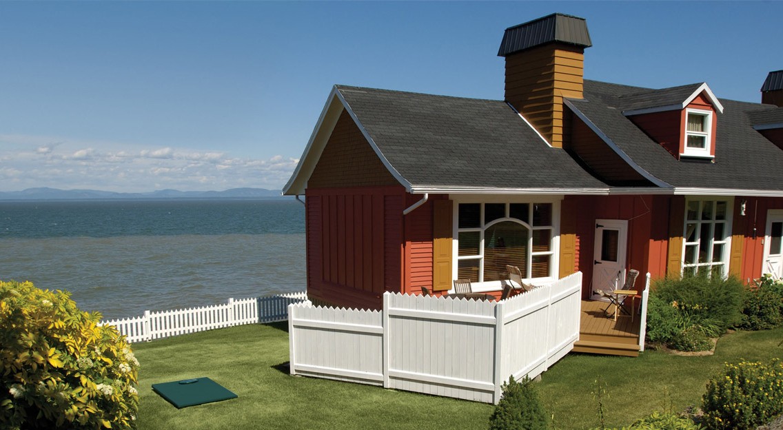 Installation septique Ecoflo sur le terrain d’une résidence avec vue sur le Fleuve St-Laurent au Québec, Canada.