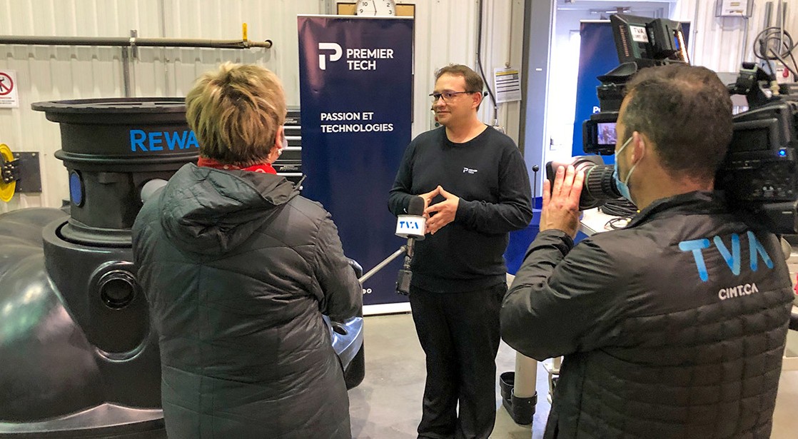 Martin Ouellet, chargé de produit pour Premier Tech Eau et Environnement, lors du lancement du récupérateur d'eau de pluie Rewatec au Québec.