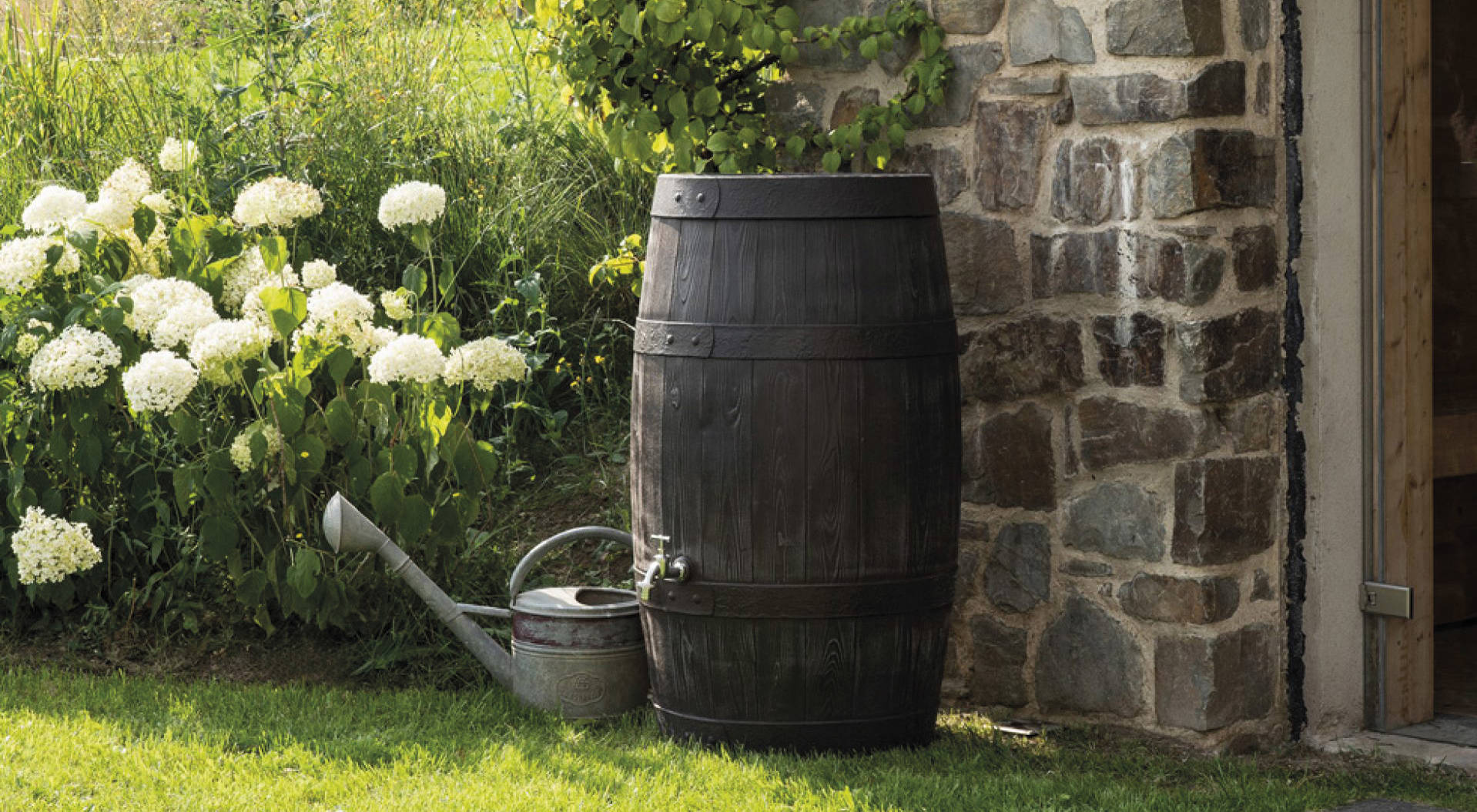 Design-Regentonne im Garten