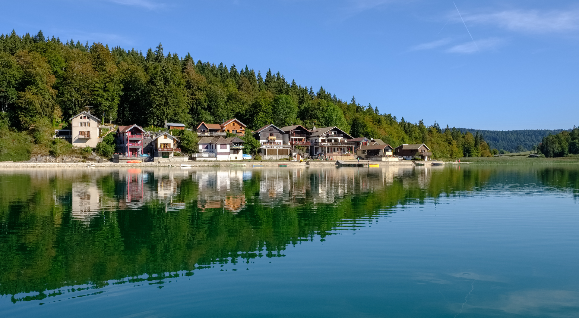 Regroupement de domiciles au bord d'un lac