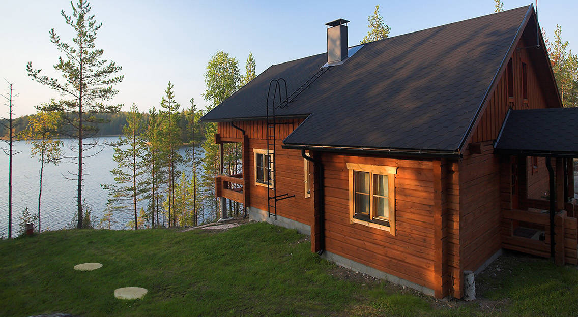 Maison sur le bord d'un lac avec des couvercles de fosse septique.