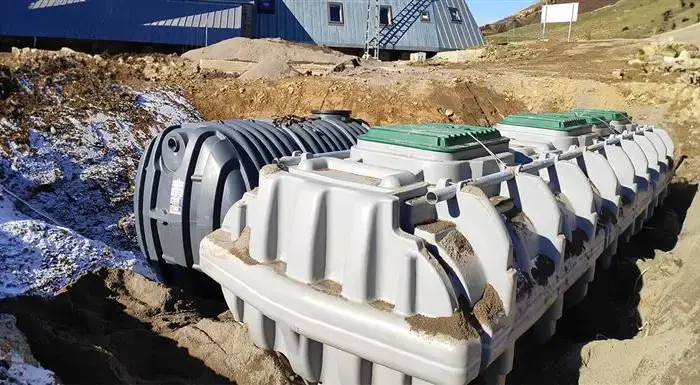 Instalación de ecoflo y fosa en la montaña