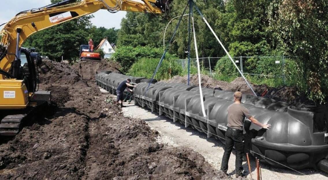 Einbau gekoppelter Retentionstanks.