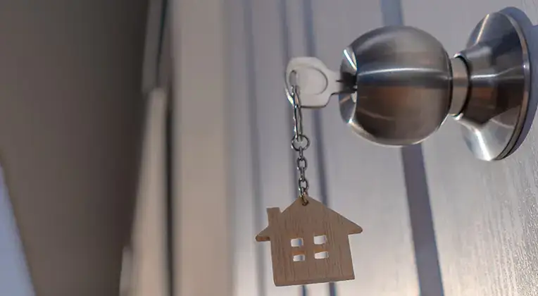 Clé dans la serrure d'une porte de maison.
