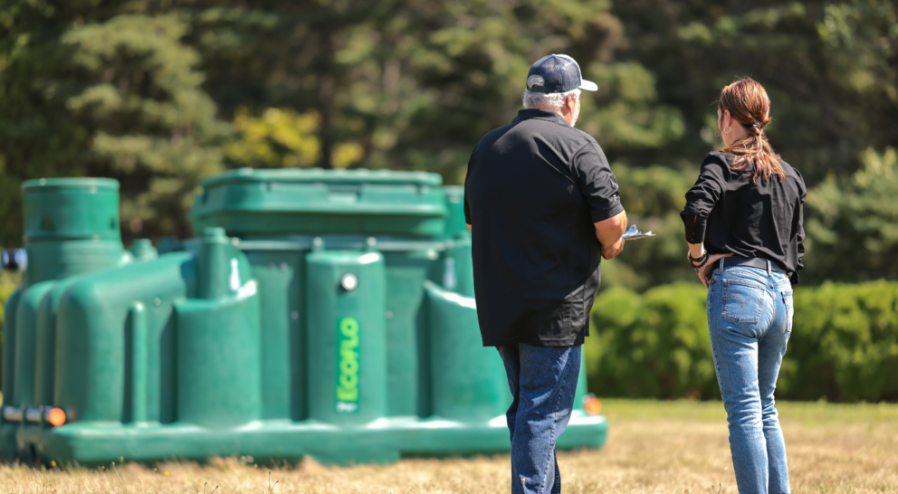 Client discutant avec un expert Premier Tech devant une biofiltre Ecoflo.
