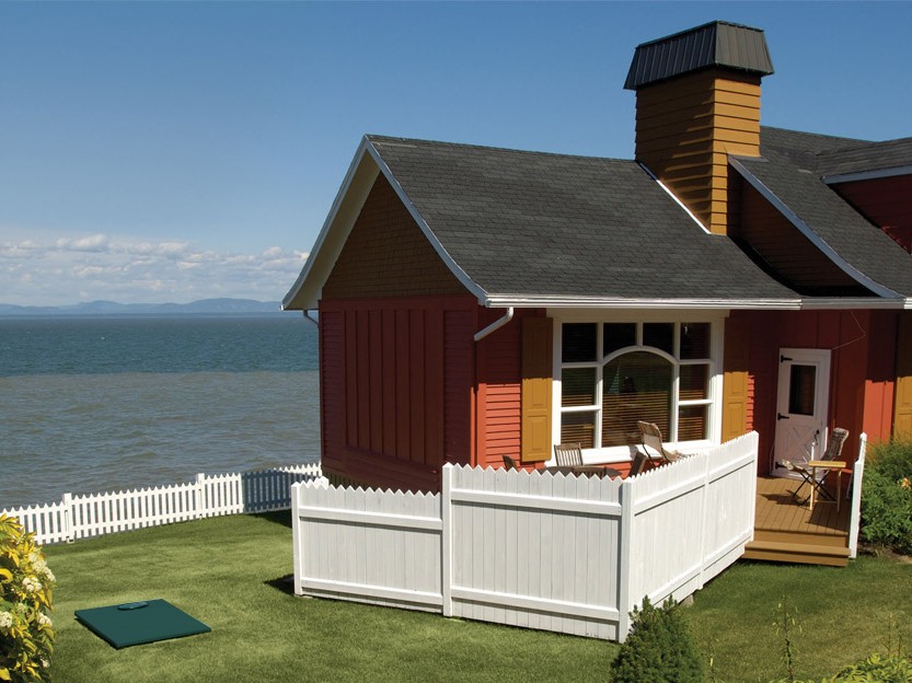 Installation septique Ecoflo sur le terrain d’une résidence avec vue sur le Fleuve St-Laurent au Québec, Canada.